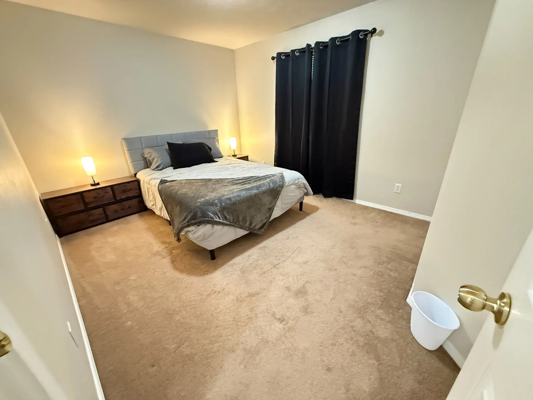 Second queen bedroom at Dora Drive Bright Stay